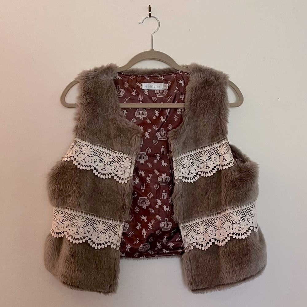 Solitaire fur/lace vest